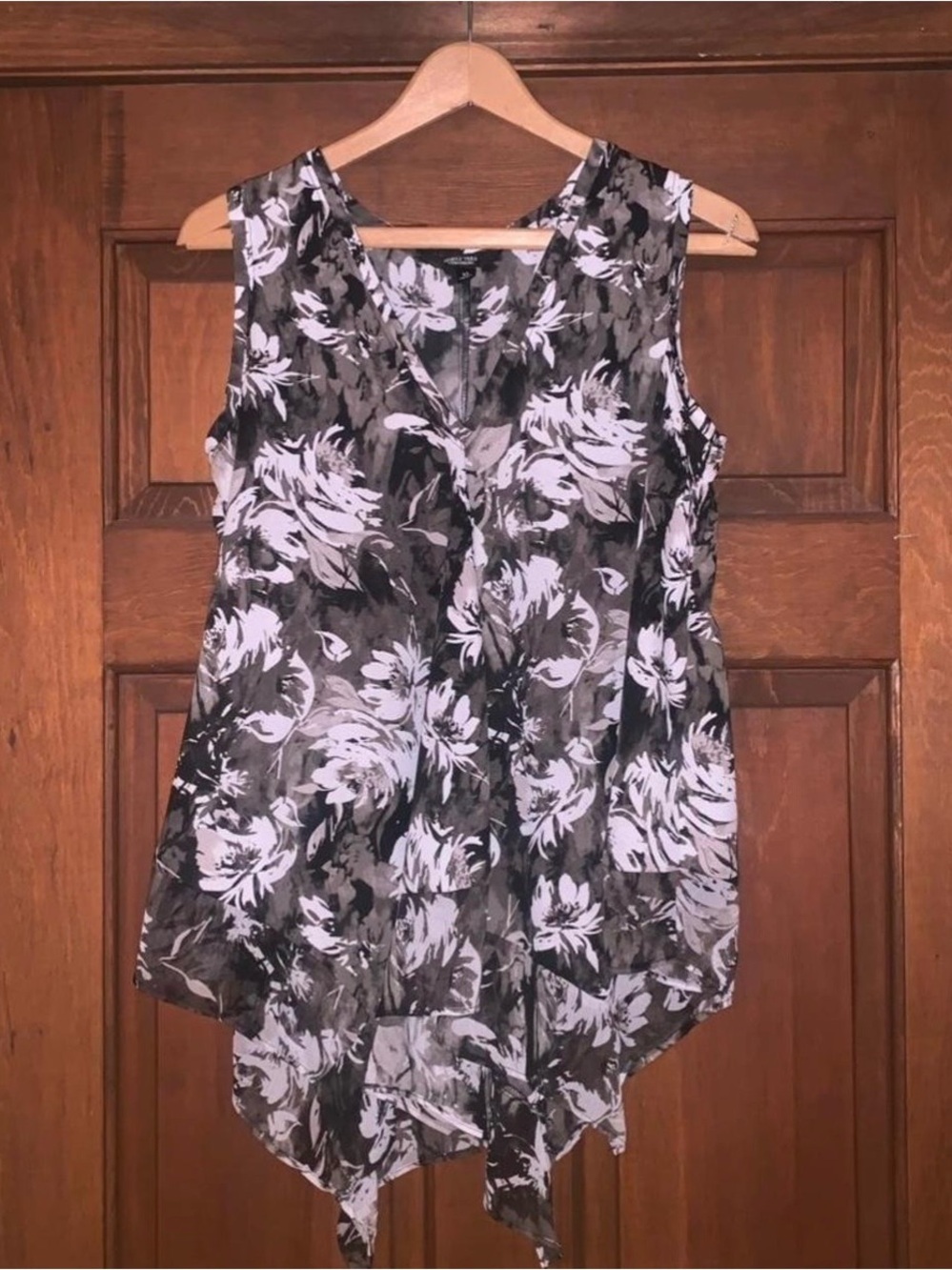 Simply Vera Vera Wang Black & White Floral V-Neck Handkerchief-Hem Tank, Size XS
